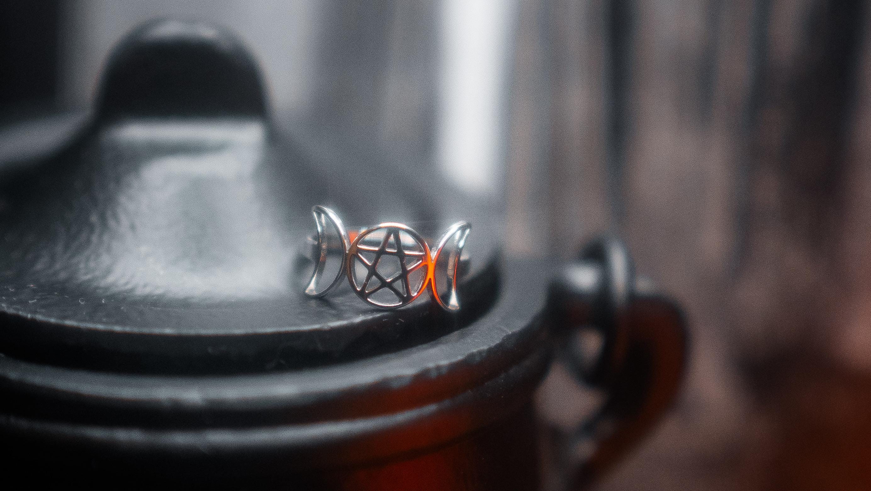 Triple Moon Goddesss Ring (Silver)