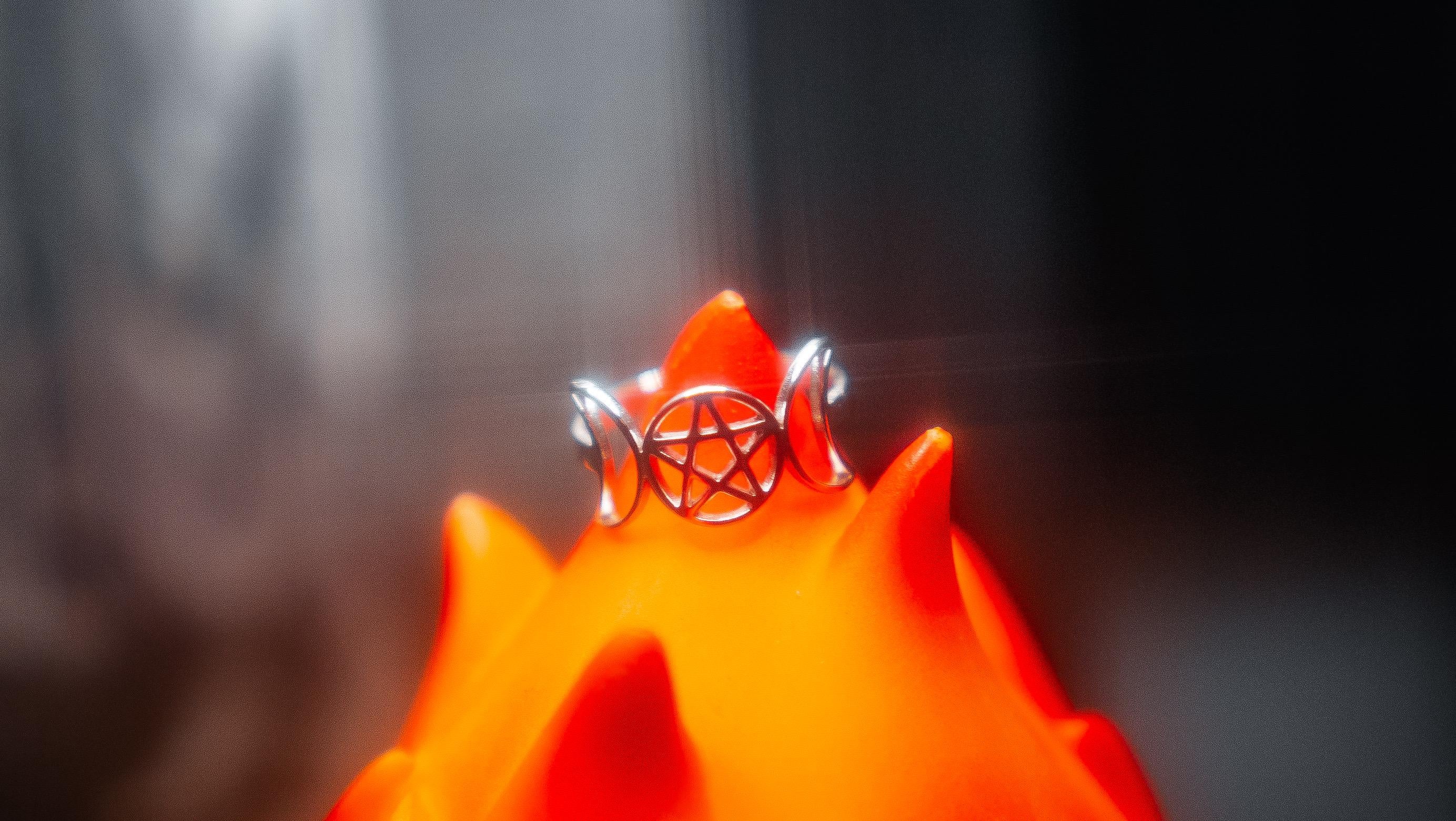 Triple Moon Goddesss Ring (Silver)